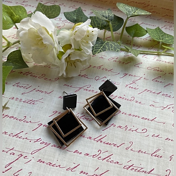 Earrings Layers of Gold Squares Dangling. Unique Geometric Design Earring’s - Picture 3 of 5